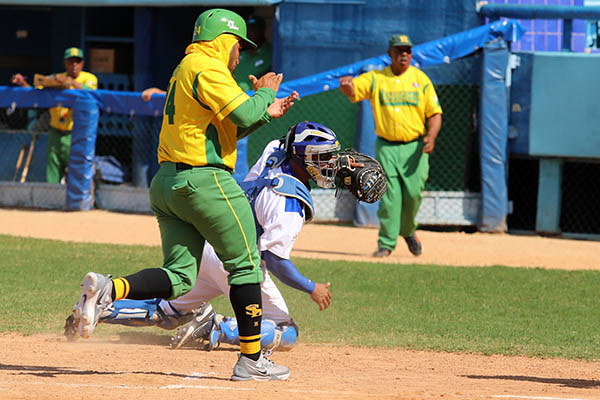 Unreachable vegueros in National Baseball Series