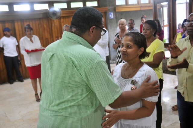 Outstanding workers in Guantanamo honored