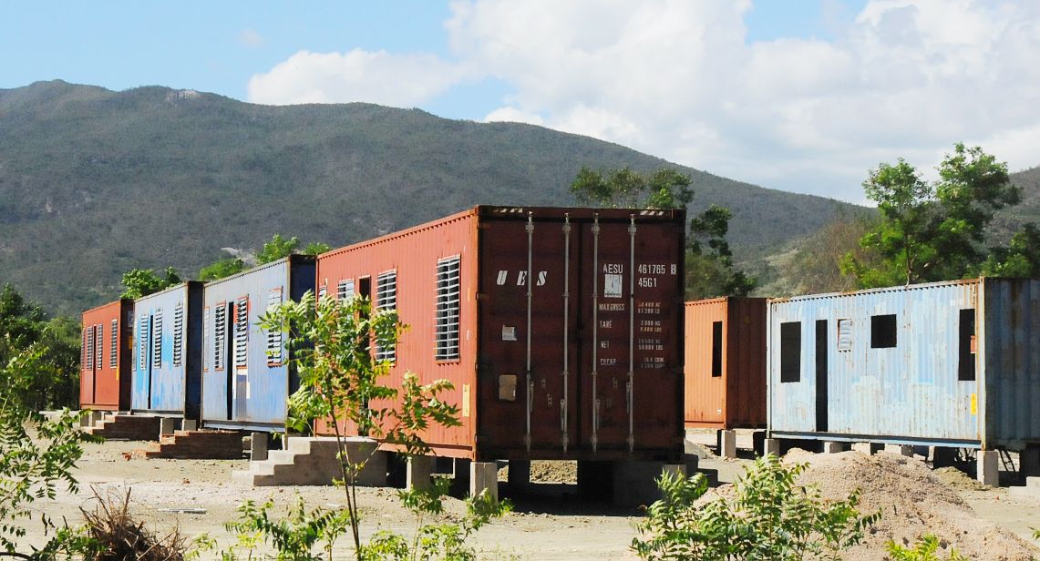 The construction of makeshift homes using metal containers is an alternative to the poeple who lost their home
