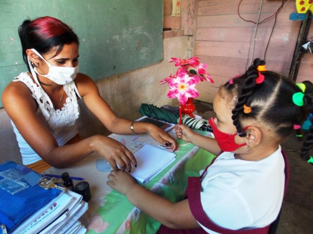 Implementarán pagos adicionales a empleados de salud y educación en Cuba