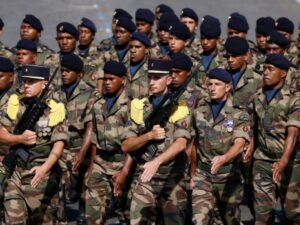 Macron presenta ley para transformar las fuerzas armadas francesas