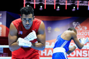 Arlen López y Julio César la Cruz debutan airosos en Tour Mundial de Boxeo 2023