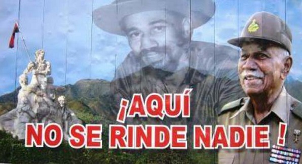 Comandante Juan Almeida entre los guantanameros