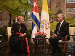 Presidente de Cuba intercambia con enviado del Papa Francisco, Eminentísimo Cardenal Beniamino Stell