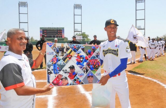 Yeudis Reyes recibe el reconocimiento de la Dirección provincial de Deportes.