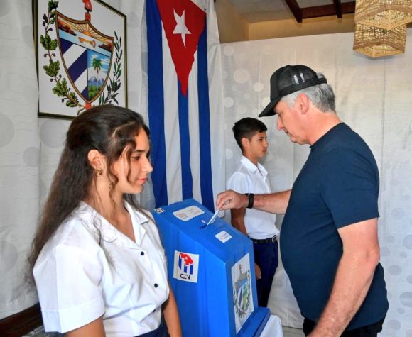 Presidente cubano ejerce su derecho al voto en elecciones nacionales