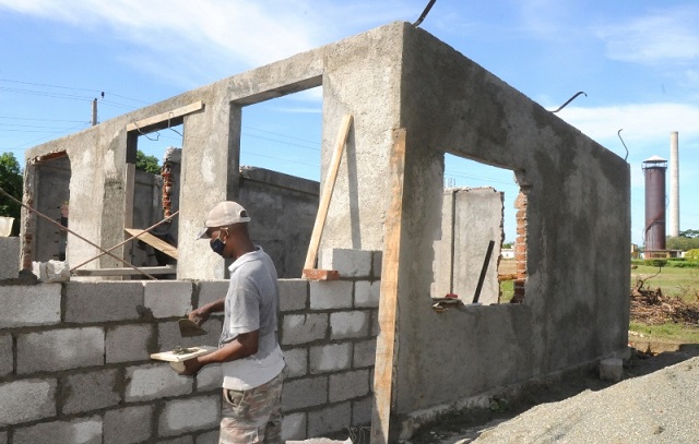 Llaman en Consejo Gobierno de Guantánamo a avanzar en el programa de construcción de viviendas 