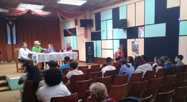 Presentan en emisora CMKS libro de prestigiosa historiadora cubana