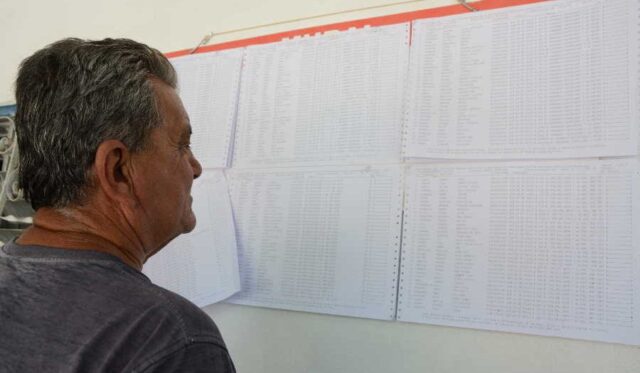 Publican listado de electores en Guantánamo previo a los comicios del 26 de marzo. Foto: Escambray