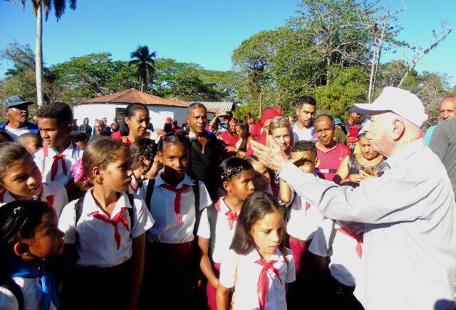 Intercambia Machado Ventura con pobladores del municipio guantanamero de El Salvador