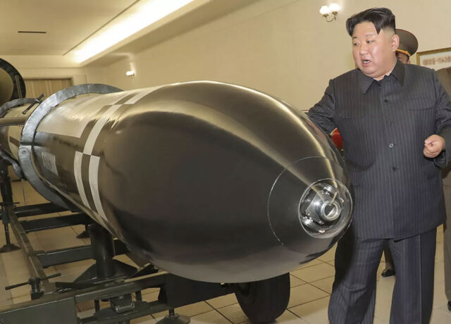 Kim Jong Un dirige montaje de ojiva nuclear en misiles balísticos