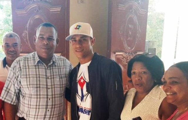 Guantanameros reciben a Yeudis Reyes, integrante del equipo Cuba al V Clásico Mundial de Béisbol