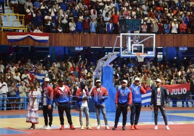 Emotivo recibimiento al Equipo Cuba, Team Asere a su llegada a la Patria