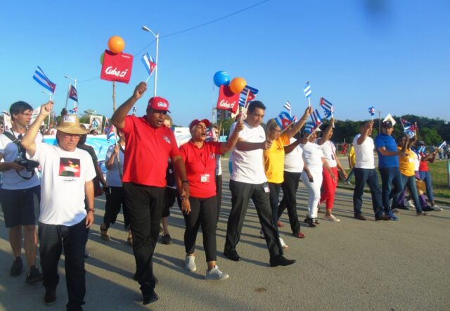 Retumbó la Patria en la plaza guantanamera