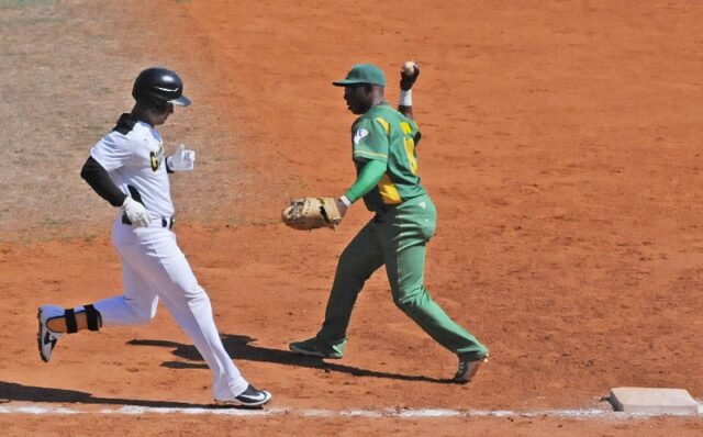 Indios sucumben ante los Cachorros de Holguín
