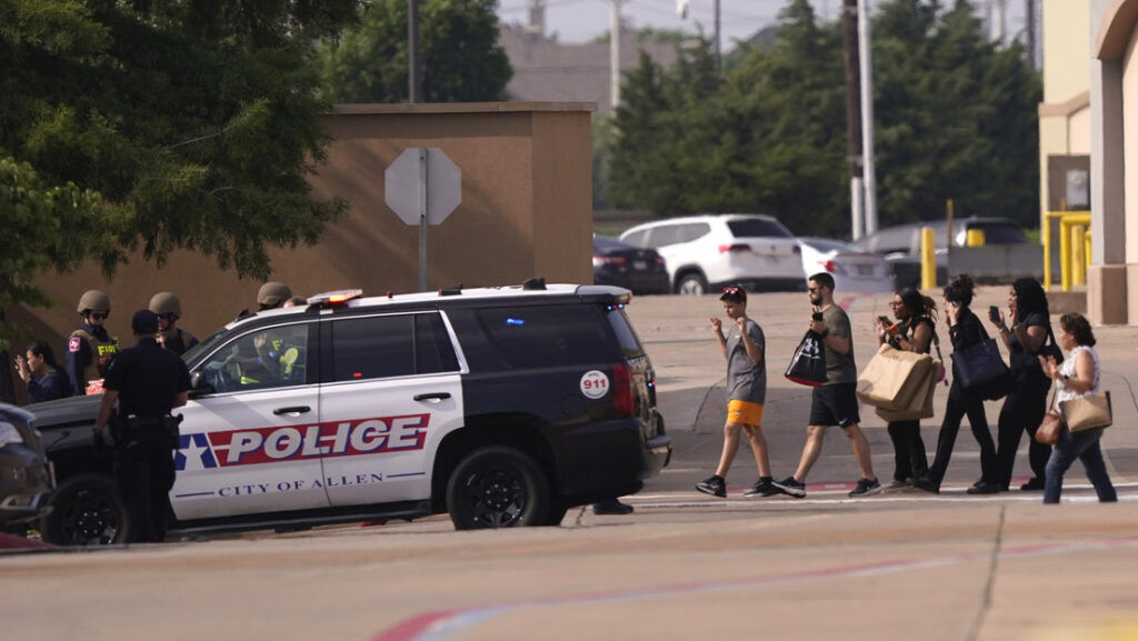 Al menos 9 muertos y múltiples heridos en un tiroteo masivo en un centro comercial de Texas