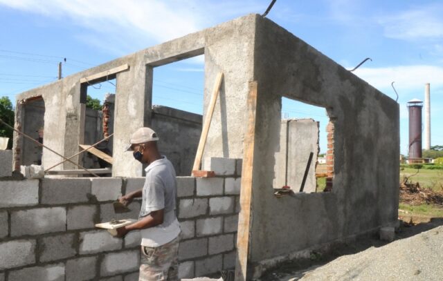 Construyen nuevas viviendas en Guantánamo pese a déficit de insumos 
