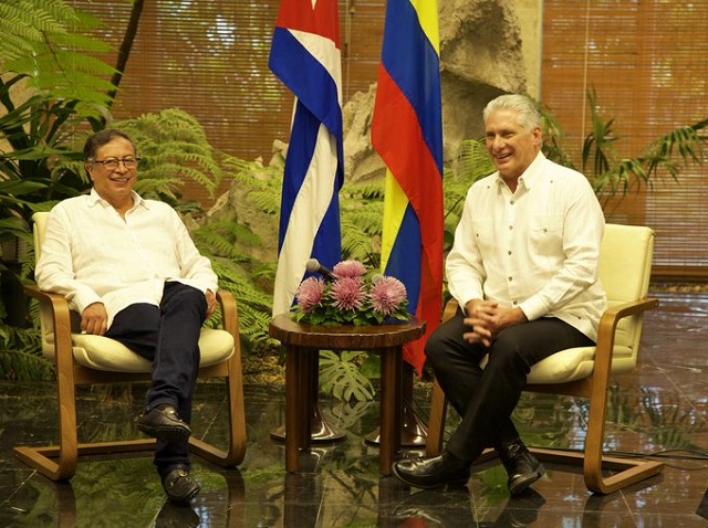 Recibe Díaz-Canel al presidente Petro en el Palacio de la Revolución