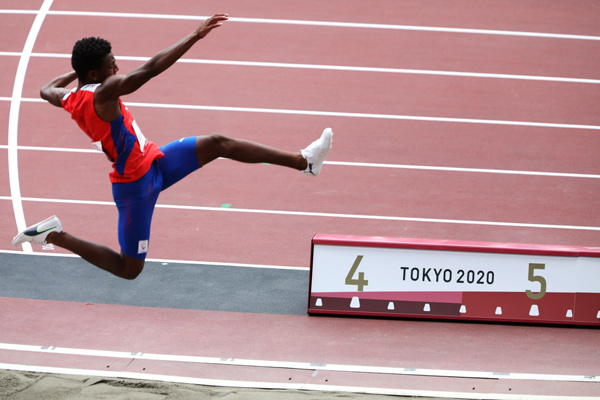 Robiel Yanquiel quiebra su propio récord mundial en salto largo