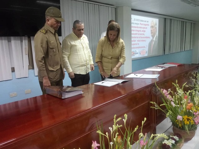 Efectúan acto oficial de entrega del cargo de Gobernador de Guantánamo