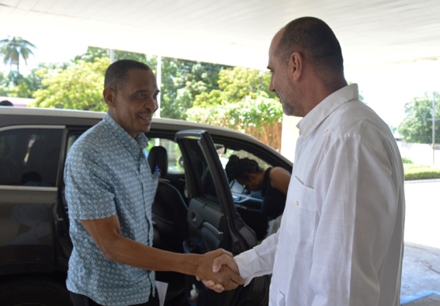 Visita a Guantánamo embajador de Barbados