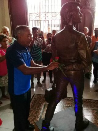 Develan escultura de Enriqueta Favez en Guantánamo