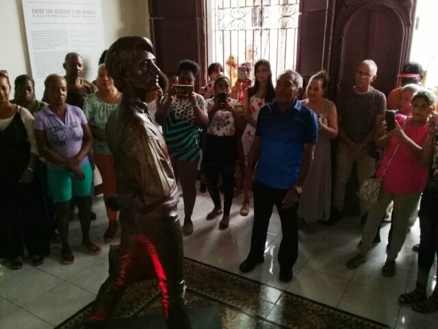 Develan escultura de Enriqueta Favez en Guantánamo