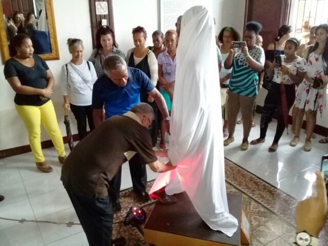 Develan escultura de Enriqueta Favez en Guantánamo