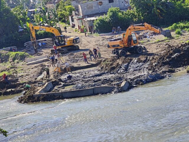 Avanza construcción de paso peatonal sobre el río Guaso