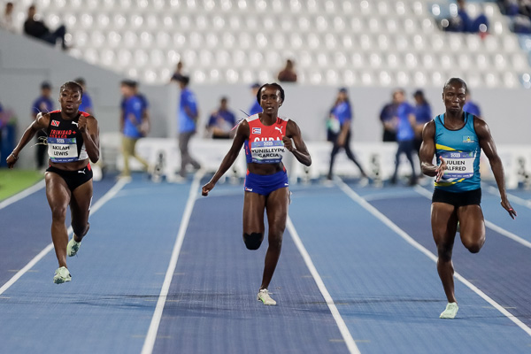 Cuatro cubanos en podios durante arranque del atletismo