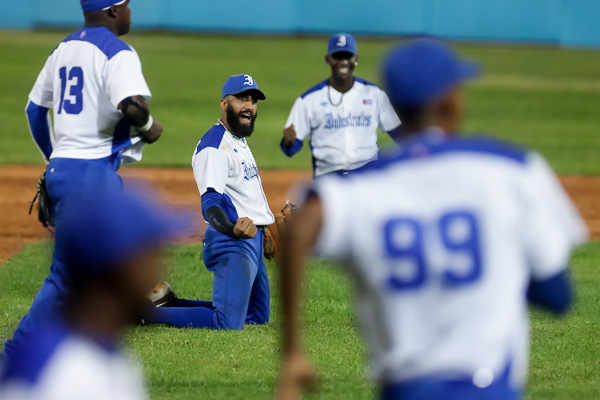 Leones remontan y ponen en jaque a las Avispas