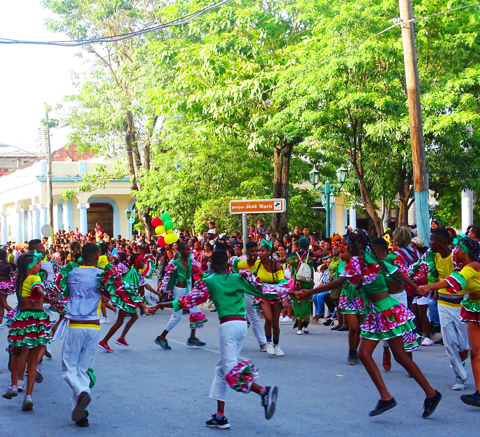 Desfile infantil de estructuras folclóricas en Fiesta de San Joaquín