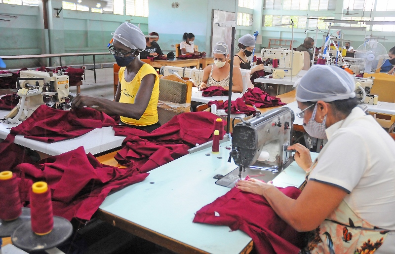 Completó confecciones Ambar producción de uniformes escolares en Guantánamo 