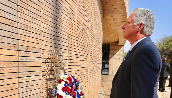 Díaz-Canel visita monumento a caídos por la liberación de África