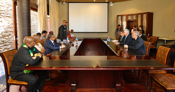 Presidente cubano se reúne con líderes partidistas de Gobierno sudafricano