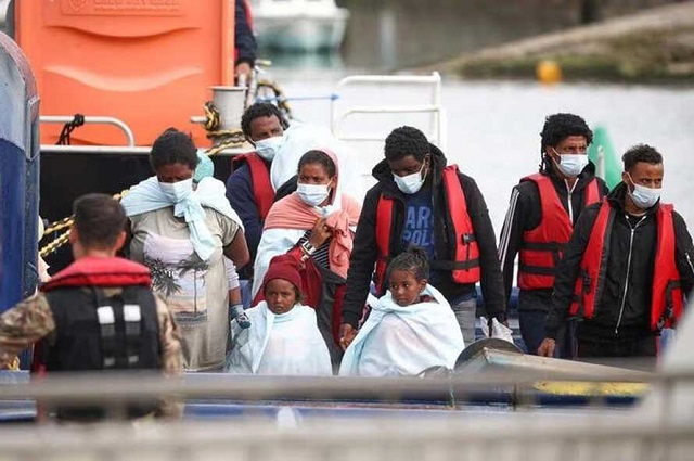 Estudian en Reino Unido aplicar GPS a solicitantes de asilo