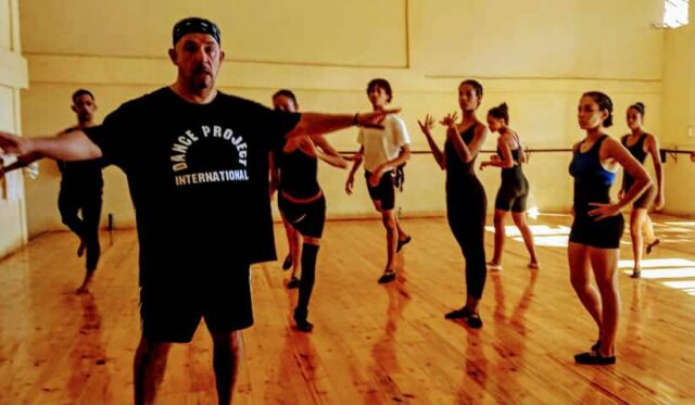 Coreógrafo español Jhon Midolo prepara estrenos con Danza Fragmentada