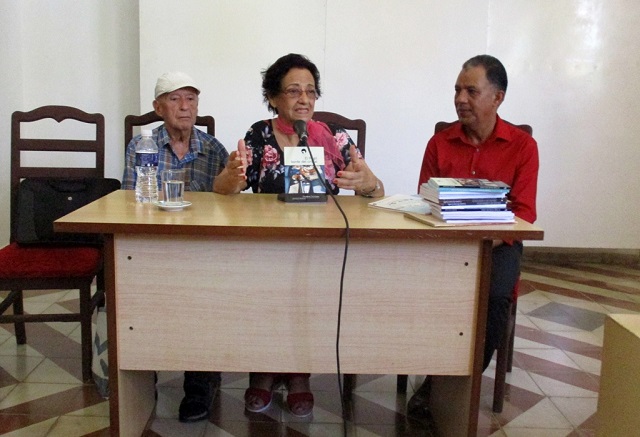 Presenta destacada escritora Carmen Serrano libro en Baracoa 