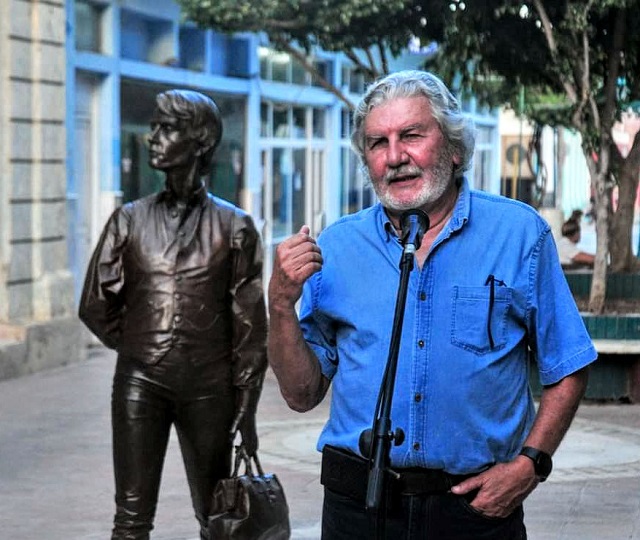 Escultor José Villa Soberón en el boulevard de Guantánamo