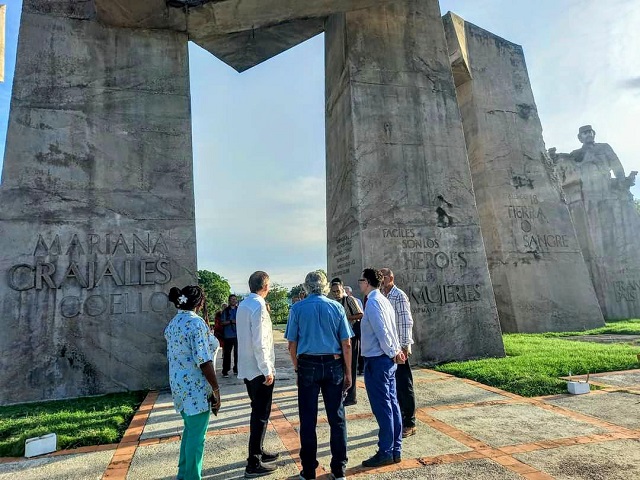 Escultor José Villa Soberón en la Plaza Mariana Grajales de Guantánamo