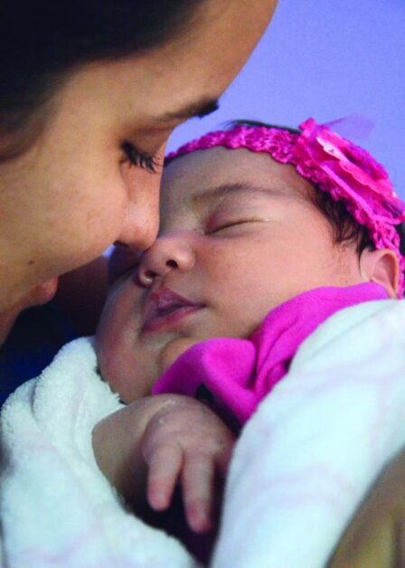 Cuba: El infinito valor de un niño y de una madre que sonríen