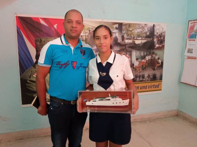 Premian a estudiante guantanamera ganadora del Concurso Nacional Amigos de las FAR