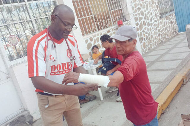 Asisten médicos cubanos a más de cinco mil mexicanos tras ciclón Otis