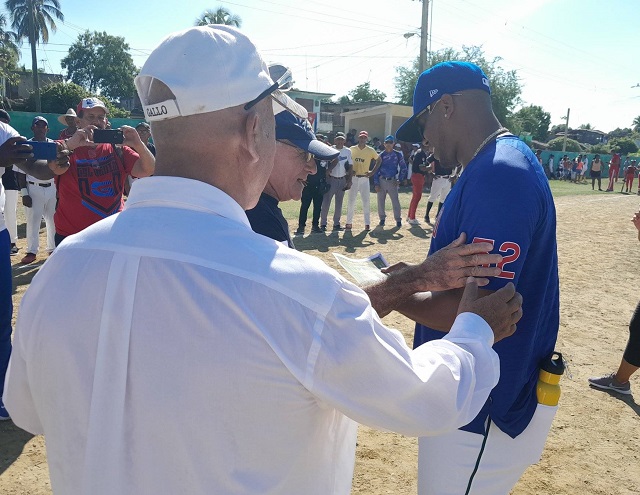 Caluroso recibimiento a pelotero Roennis Elías en Guantánamo