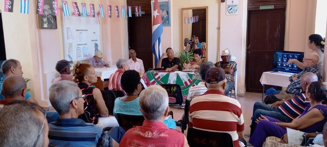 Inmersos combatientes la Revolución Cubana en Guantánamo en  proceso asambleario