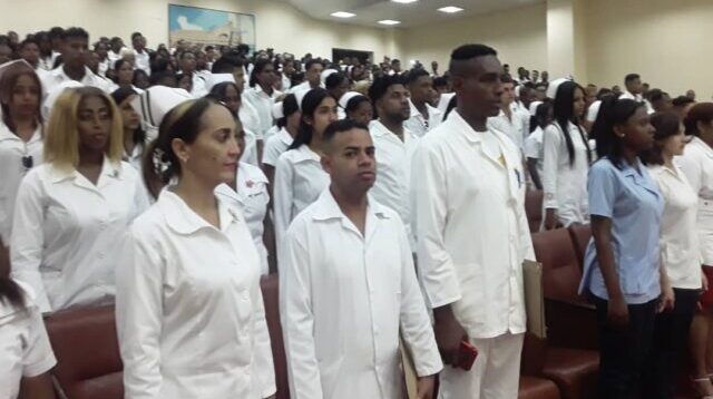 EGRESAN Jóvenes Guantanameros del Curso De Técnico Básico de Enfermería.